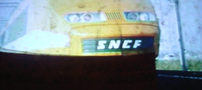 SNCF freimachen! Schwein Nino… CASTRATED FOOL! Weißmagische, keltische – rituelle Grüße – Großmeister und Erzdruide – Thomas Michael Giesen – AAZ-AAZ-AWZ-Spielzerstörer zum Schutz – weißmagisch geschützt – AAZ-CZ-DZ-AAZ-ZZ-LZ-SZ-TZ-VZ-OZ-AAZ-HDZ-TZ-AAZ Bergisch Gladbach – An der Wallburg 3, 5. Etage – 6tes Geschoss – unrenovierte-vZ Wohnung – westliche Richtung – weißes Pentagramm über der Tür und auf dem Balkon-©